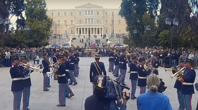 Μπάντα του ελληνικού στρατού παίζει Rage Against the Machine στην πλατεία Συντάγματος (Video) - Media