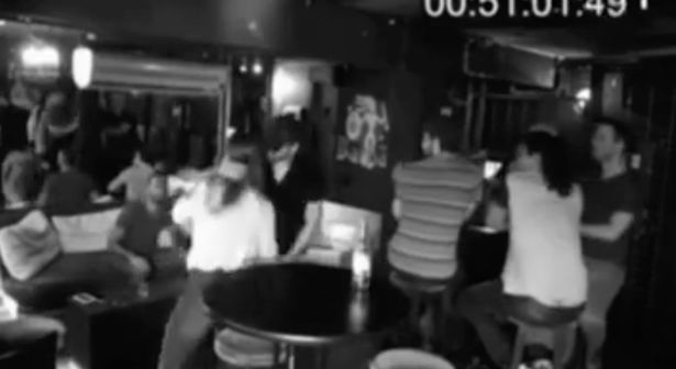 Τρεις άνδρες παρενοχλούν κοπέλα σε μπαρ και το… πληρώνουν ακριβά (Video) - Media