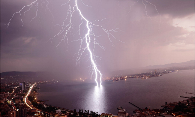 Η κακοκαιρία σαρώνει τη χώρα: Έπεσαν 3.500 κεραυνοί  - Media