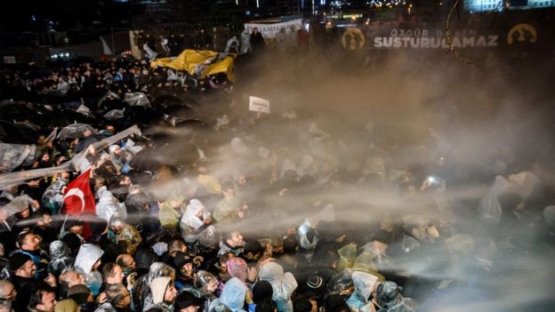 Συγκρούσεις διαδηλωτών - αστυνομίας μετά από απόφαση να τεθεί υπό δικαστική επιμέλεια η μεγαλύτερη εφημερίδα της Τουρκίας (Video) - Media