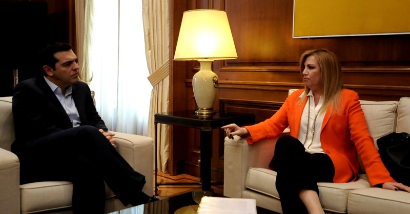 Χέρι-χέρι Φώφη και Τσίπρας στη Σύνοδο των Ευρωπαίων Σοσιαλιστών-Κραδασμοί στο ΠΑΣΟΚ - Media