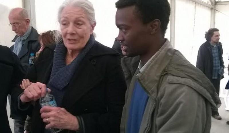 H Βανέσα Ρεντγκρέιβ επισκέφθηκε τους πρόσφυγες στον Πειραιά (Photos) - Media