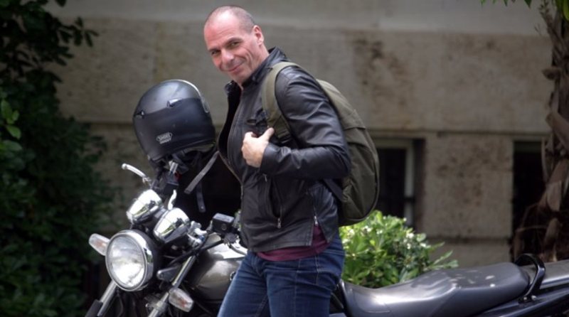 Ποιος κέρδισε το δερμάτινο του Βαρουφάκη στο Λονδίνο - Media