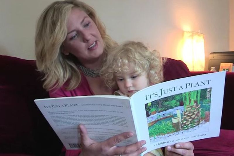 Μητέρα διαβάζει παραμύθι για την κάνναβη στην μικρή της κόρη αφού έχει καπνίσει (Photos) - Media