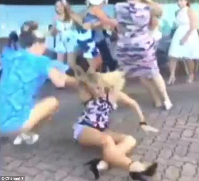 Αυστραλία: Απίστευτος καβγάς μεταξύ γυναικών με τακούνια (Photos/Videos) - Media