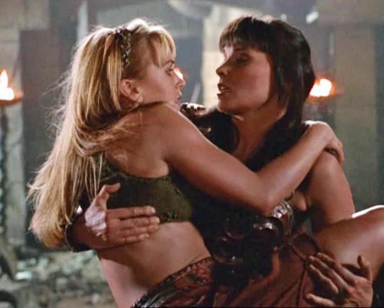 Επιστρέφει η «Ζίνα» και αυτή τη φορά είναι λεσβία (Photos) - Media