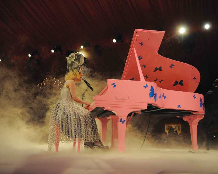 Σε δημοπρασία βγαίνει το πρώτο πιάνο της Lady Gaga (Photos) - Media