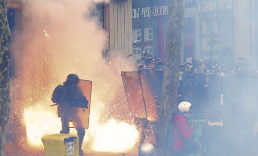 Σοβαρά επεισόδια στο Παρίσι - Δύο αστυνομικοί τραυματίες (Video) - Media