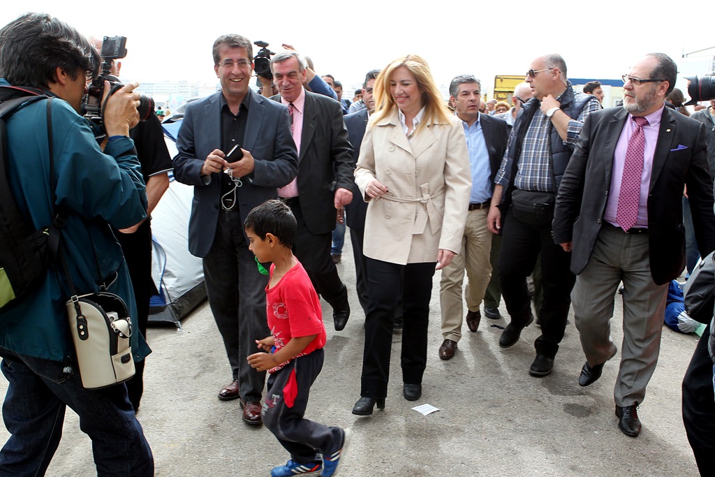 Με μηχανή πήγε στο λιμάνι του Πειραιά η Γεννηματά (Photos) - Media