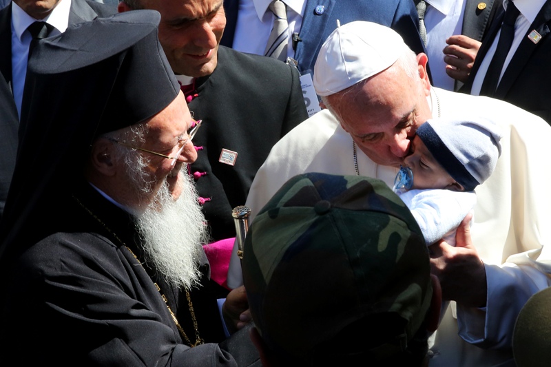 Ολοκληρώθηκε η ιστορική επίσκεψη Πάπα στη Λέσβο (Photos) - Media