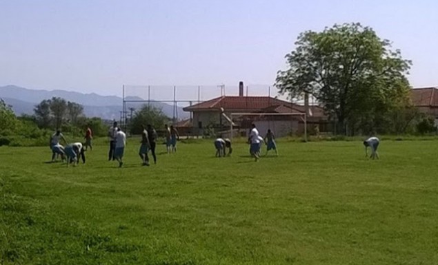 Ποδοσφαιριστές στην Ξάνθη κουρεύουν το χορτάρι για να παίξουν (Photos) - Media