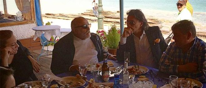 Ψινάκης και Κουρουμπλής σε ταβέρνα στο Μαραθώνα - Media