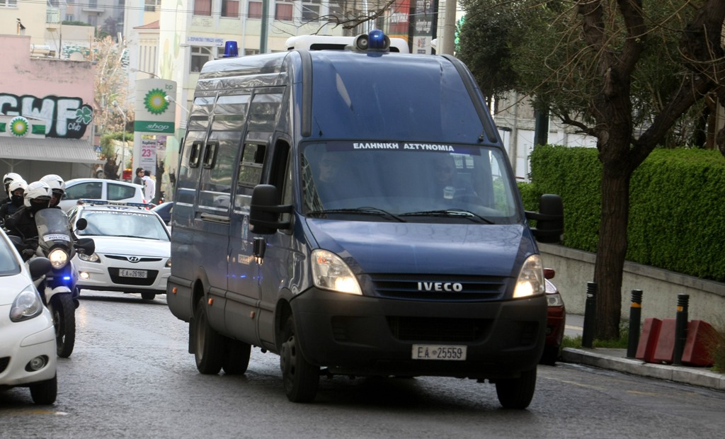 Προφυλακιστέος ο 47χρονος χρηματιστής για εξαπάτηση επενδυτών - Ελεύθερες με εγγύηση γυναίκα και συνεργάτης του - Media