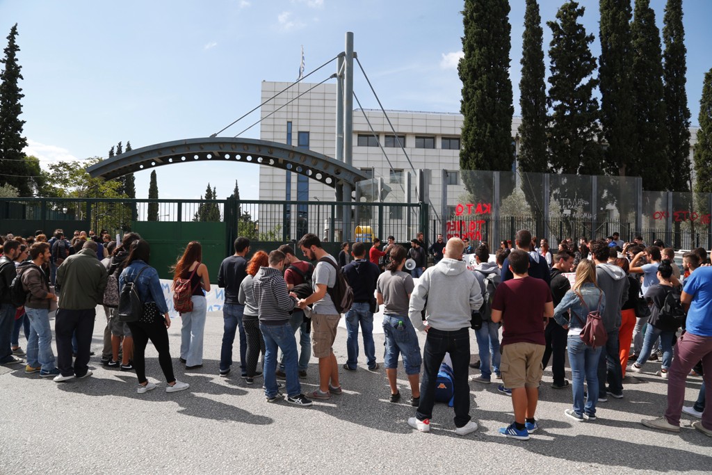 Συγκέντρωση διαμαρτυρίας εκπαιδευτικών στο υπουργείο Παιδείας - Media