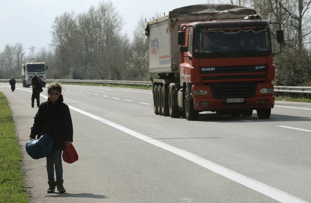 Ένταση κοντά στους Ευζώνους - Επεισόδιο ανάμεσα σε πρόσφυγες και οδηγό - Media