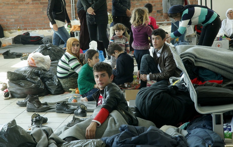 Οι εθελοντές της πέτρινης αποθήκης του ΟΛΠ (αυτο)οργανώνονται: «Στηρίζουμε τους πρόσφυγες, ανοίξτε τα σύνορα» - Media