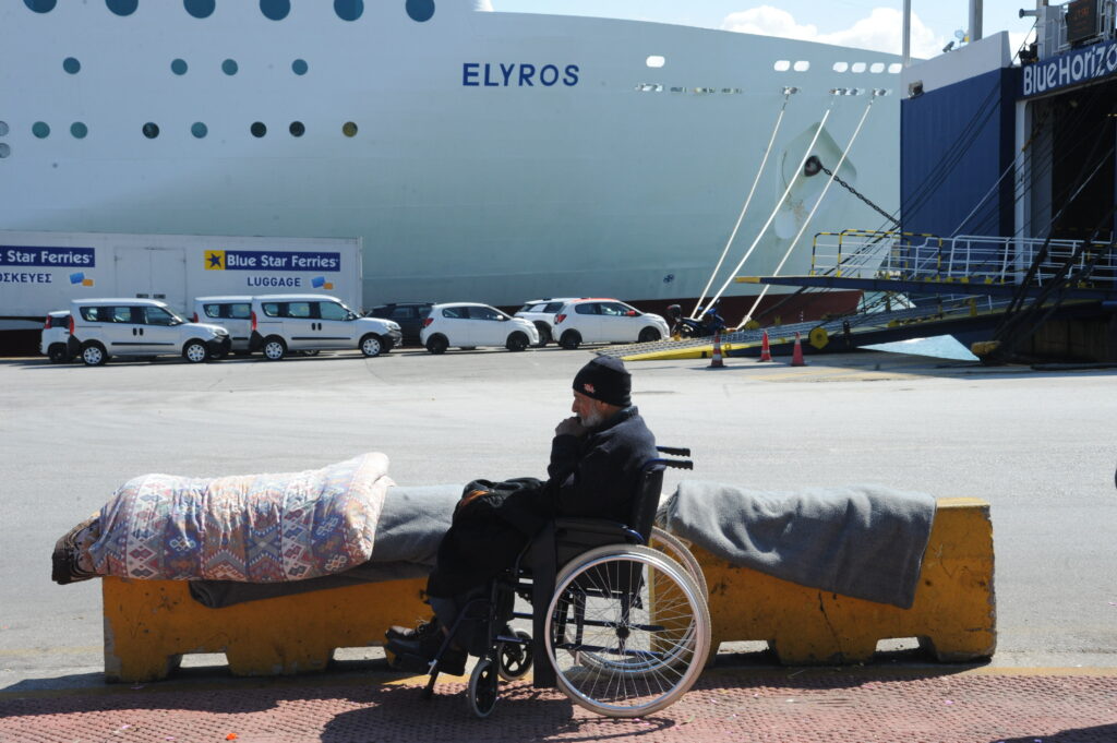 Στους 5.350 οι πρόσφυγες που παραμένουν στον Πειραιά - 65 άτομα έφτασαν το πρωί από τα νησιά - Media