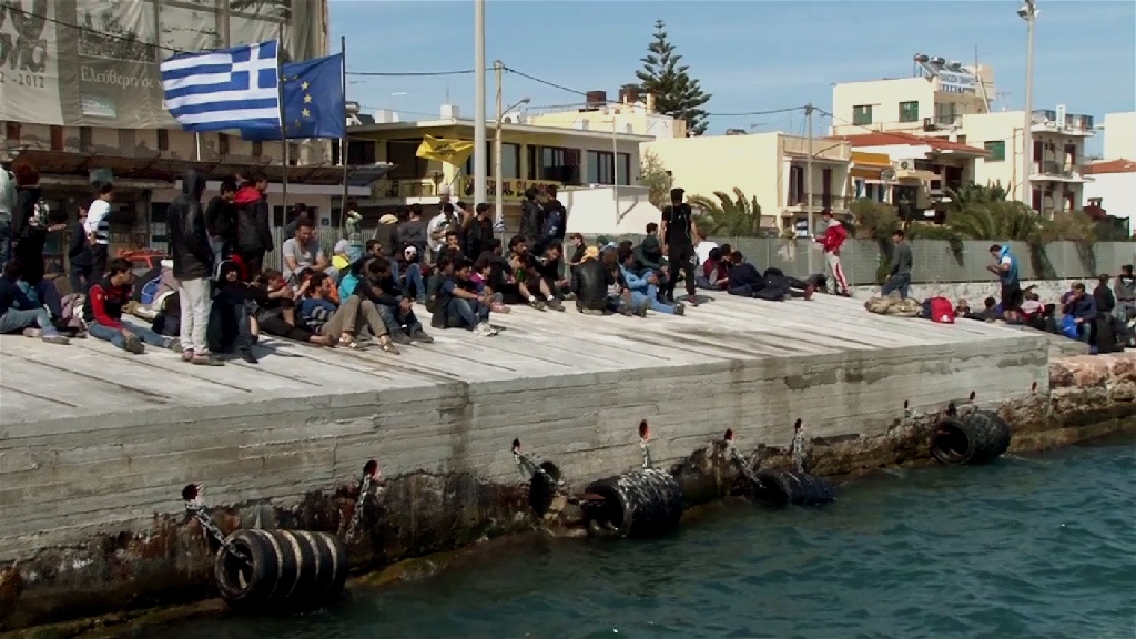 Χίος: Άλλοι 300 πρόσφυγες διέφυγαν από το hot-spot και κατευθύνονται στο λιμάνι - Media