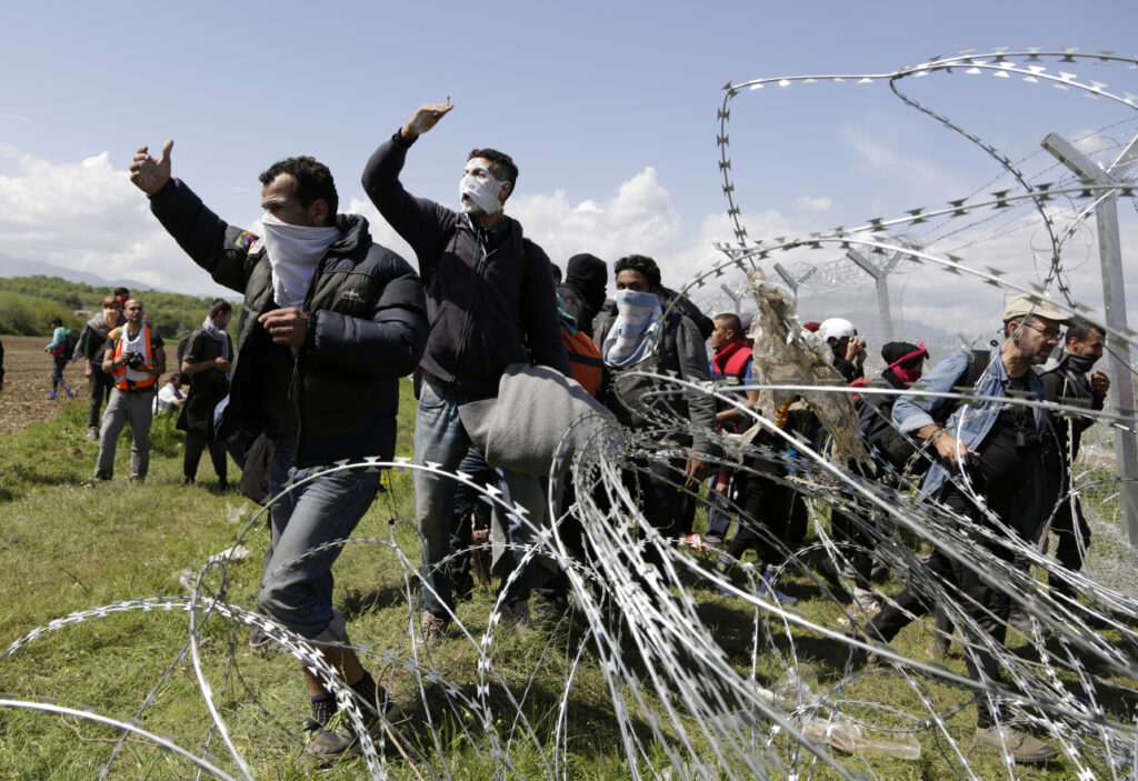 Συλλήψεις ευρωπαίων πολιτών στην Ειδομένη - Νέα χημικά και πλαστικές σφαίρες από τους Σκοπιανούς - Media
