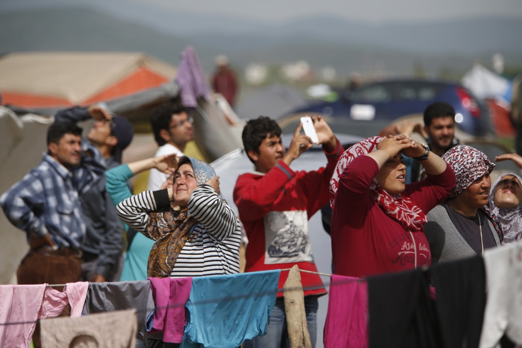 «Κλούβα» των ΜΑΤ παρέσυρε πρόσφυγα στην Ειδομένη - Επικράτησε ένταση - Media