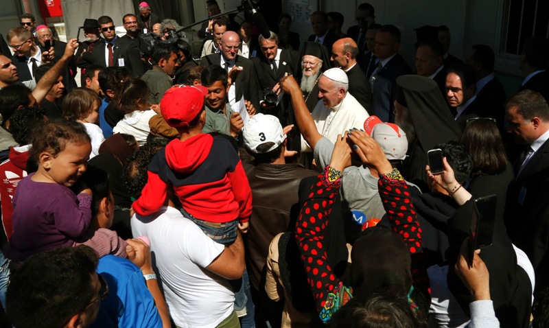 Μήνυμα αγάπης, ειρήνης και αλληλεγγύης προς τους πρόσφυγες από τους τρεις ιεράρχες (Videos) - Media