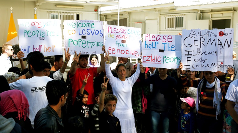 Με πλακάτ και συνθήματα υποδέχτηκαν οι πρόσφυγες τον Πάπα στη Μόρια (Photos) - Media