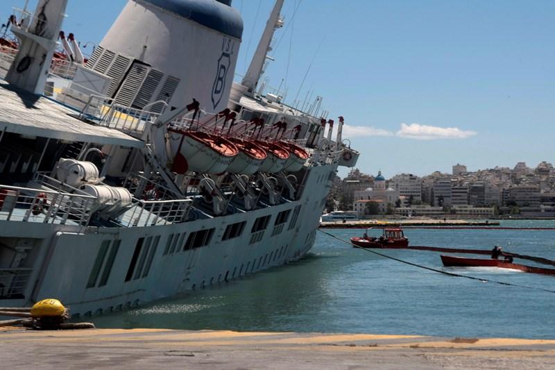Το ημιβυθισμένο «Παναγία Τήνου» σε 10 εντυπωσιακές φωτογραφίες - Media