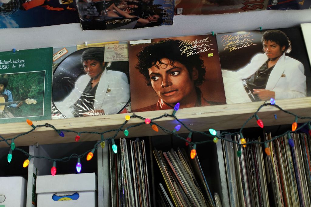 Το συγκινητικό γράμμα μιας μητέρας που πουλάει δίσκους βινυλίου στη μνήμη του γιου της: Παίξτε μουσική δυνατά για τον Μαρκ! - Media