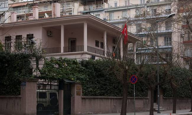 Θεσσαλονίκη: Βόμβες μολότοφ κατά διμοιρίας ΜΑΤ στο τουρκικό προξενείο - Media