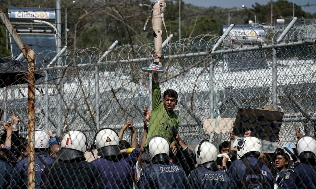 Guardian: Βόμβα έτοιμη να εκραγεί η Ελλάδα - Media