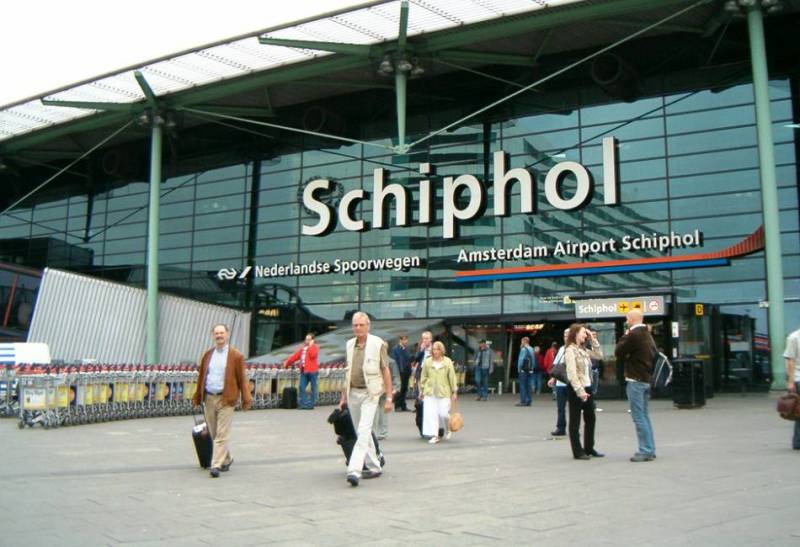 Άμστερνταμ: Μεθυσμένος άστεγος που δήλωνε «τρομοκράτης» η αιτία εκκένωσης του αεροδρομίου - Media