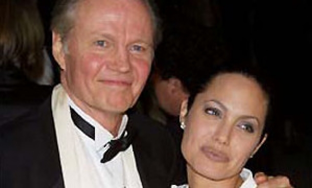 Ανησυχεί o Γιον Βόιτ για τη σκελετωμένη Τζολί (Photo) - Media