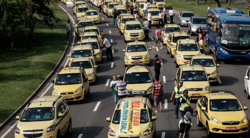 Χάος στους δρόμους του Ρίο από τη διαδήλωση οδηγών ταξί κατά της εταιρείας Uber - Media