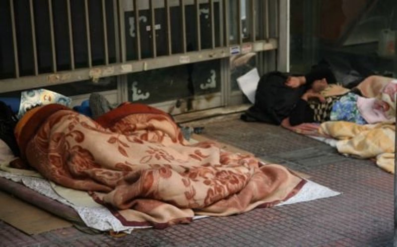 Πάτρα: Άγνωστοι πέταξαν κροτίδα σε άστεγο ενώ κοιμόταν - Media