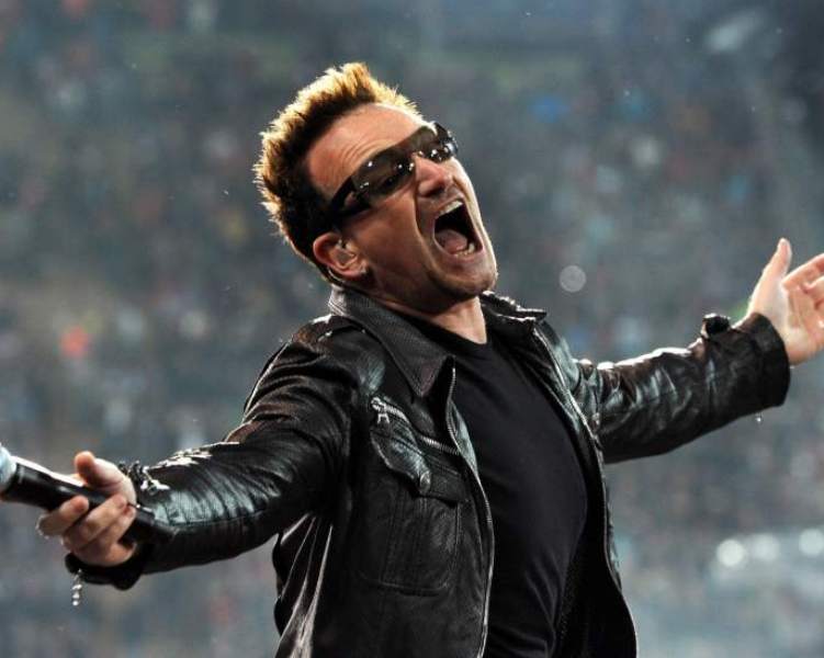 «Δεν μπορείτε να αγγίξετε, αλλά μπορείτε να τραγουδήσετε στις στέγες» - Υπέροχο τραγούδι του Bono για τους Ιταλούς (Video) - Media