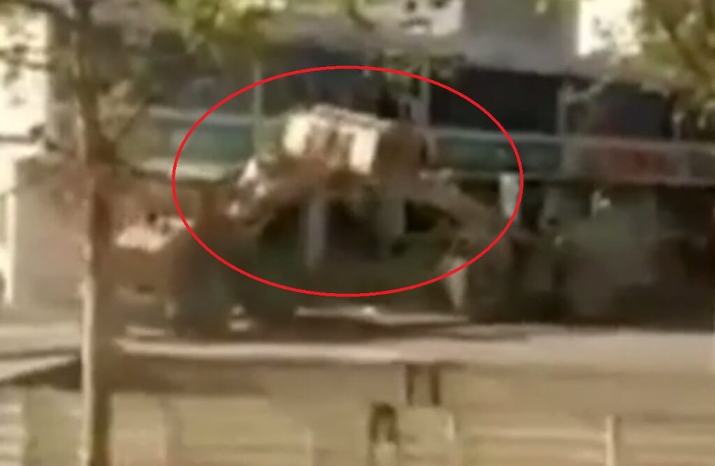 Η μάχη των θηρίων: Πάλη εργατών με… μπουλντόζες στην Κίνα! (Video) - Media