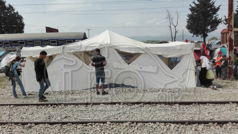 Αυτοσχέδιο τζαμί στήθηκε στην Ειδομένη (Photos) - Media