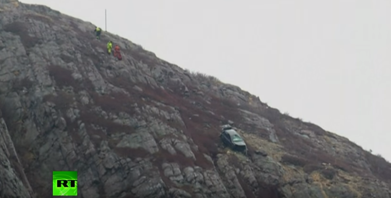 Αυτοκίνητο «κρέμεται» από βραχώδη γκρεμό (Video) - Media