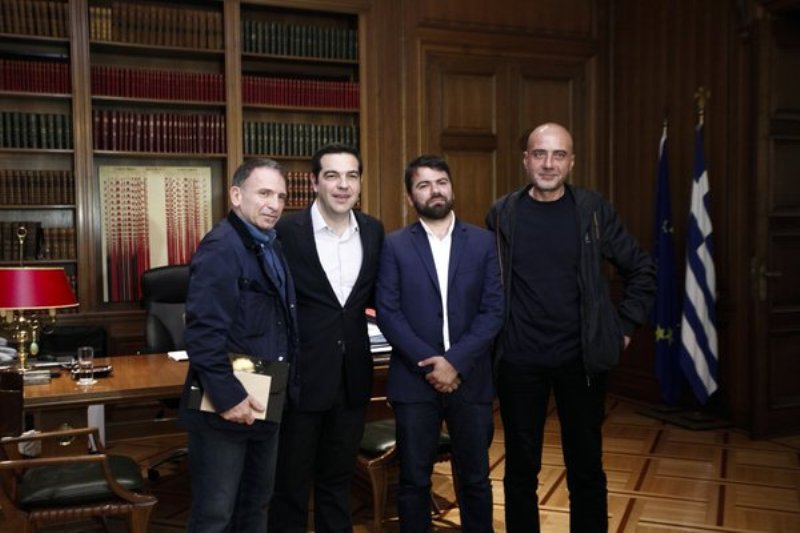 Συνάντηση Τσίπρα με τους τρεις φωτορεπόρτερ που πήραν Πούλιτζερ για το προσφυγικό (Video + Photo) - Media
