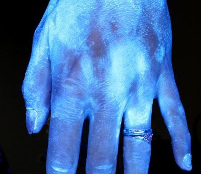 Ποιος τρόπος πλυσίματος χεριών αφαιρεί τα περισσότερα βακτήρια: Τεστ με υπεριώδες φως (Photos) - Media