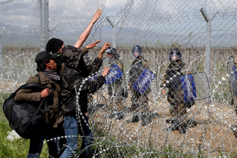 Σκοπιανός αστυνομικός προς πρόσφυγες: Είμαι έτοιμος να πεθάνω για τη χώρα μου (Video) - Media