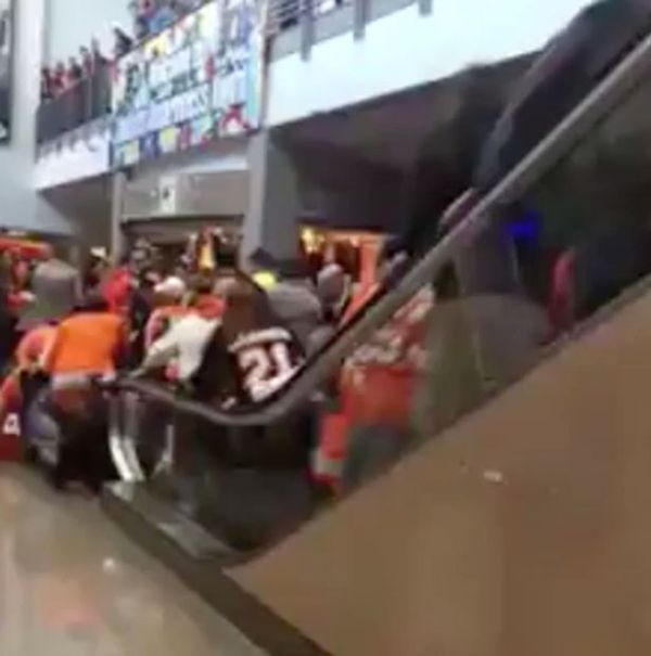 Κυλιόμενες σκάλες επιταχύνουν και προκαλούν «καραμπόλα» (Video) - Media