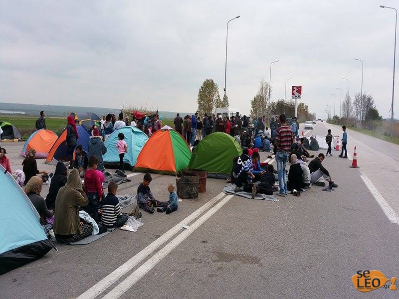 Συνεχίζεται ο αποκλεισμός από πρόσφυγες στην ΕΟ Θεσσαλονίκης - Ευζώνων (Photos) - Media