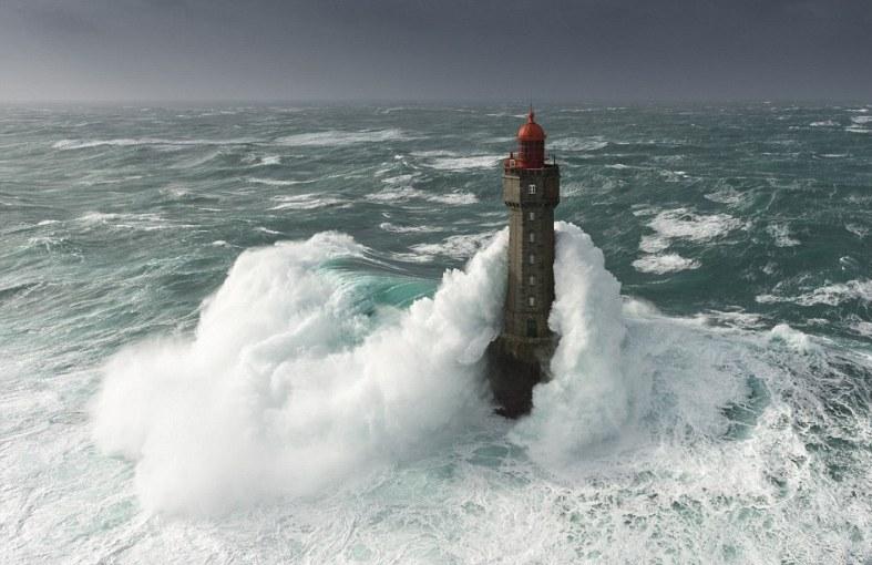 Κύματα 15 μέτρων «καταπίνουν» έναν φάρο (Photos) - Media