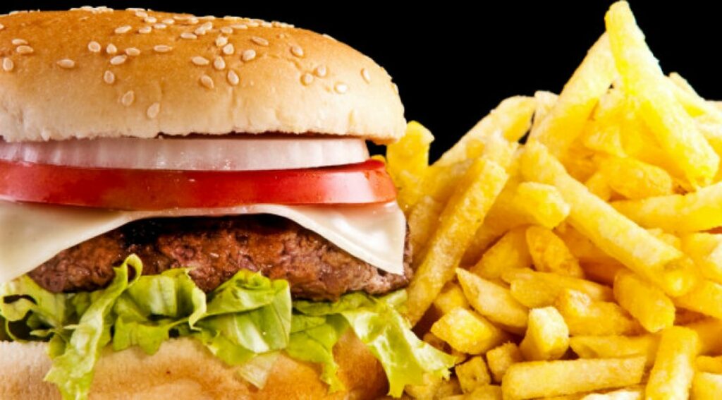 Βρετανία: Η κυβέρνηση απαγορεύει τις διαφημίσεις fast food για να πείσει τους Βρετανούς να αδυνατίσουν - Media