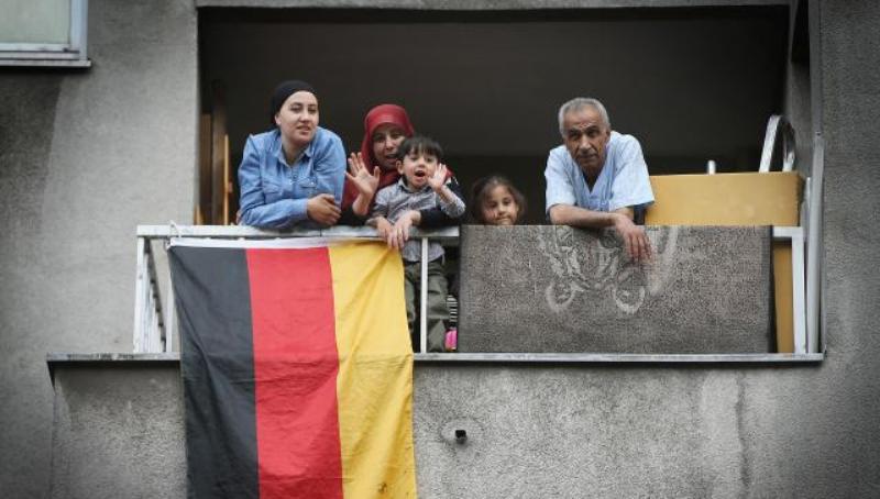«Ψαλίδι» στα επιδόματα κοινωνικής πρόνοιας για μετανάστες στη Γερμανία - Media
