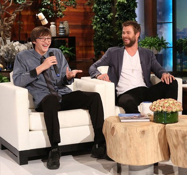 Ο Κρις Χέμσγουορθ έδωσε 10.000 δολάρια στο νεαρό που βρήκε το πορτοφόλι του (Video) - Media