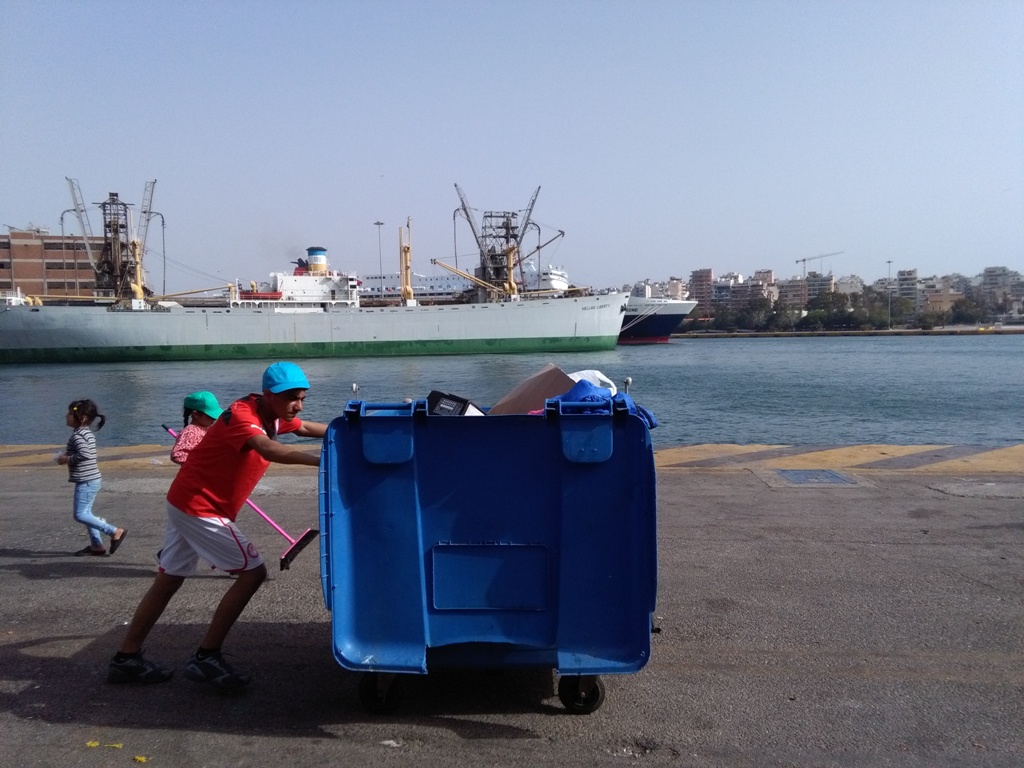 Πρόσφυγες καθαρίζουν την πέτρινη αποθήκη στον Πειραιά - Φοβούνται τα κέντρα φιλοξενίας (Photos) - Media
