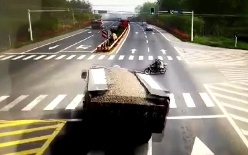 Nταλίκα καταπλακώνει μοτοσικλέτα- Ο οδηγός άλλαξε την πορεία για να αποφύγει το ατύχημα (Video) - Media