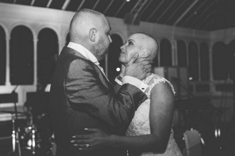Νύφη ξύρισε το κεφάλι της- Τίμησε τον καρκινοπαθή αγαπημένο της την ημέρα του γάμου τους (Photos) - Media